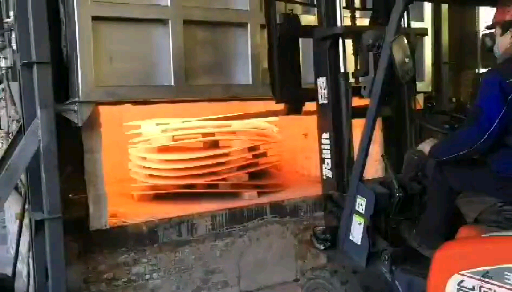 甘肅：天然氣封頭加熱爐燒嘴工作現(xiàn)場(chǎng)